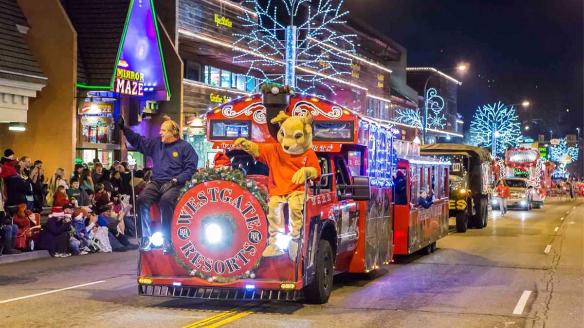 gatlinburg-tennessee-float-christmas-parade